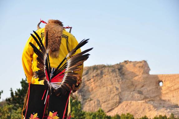 Vestimenta típica da nação Sioux, durante apresentação de música e dança em frente ao monumento Crazy Horse, na região das Black Hills, em South Dakota, nos Estados Unidos